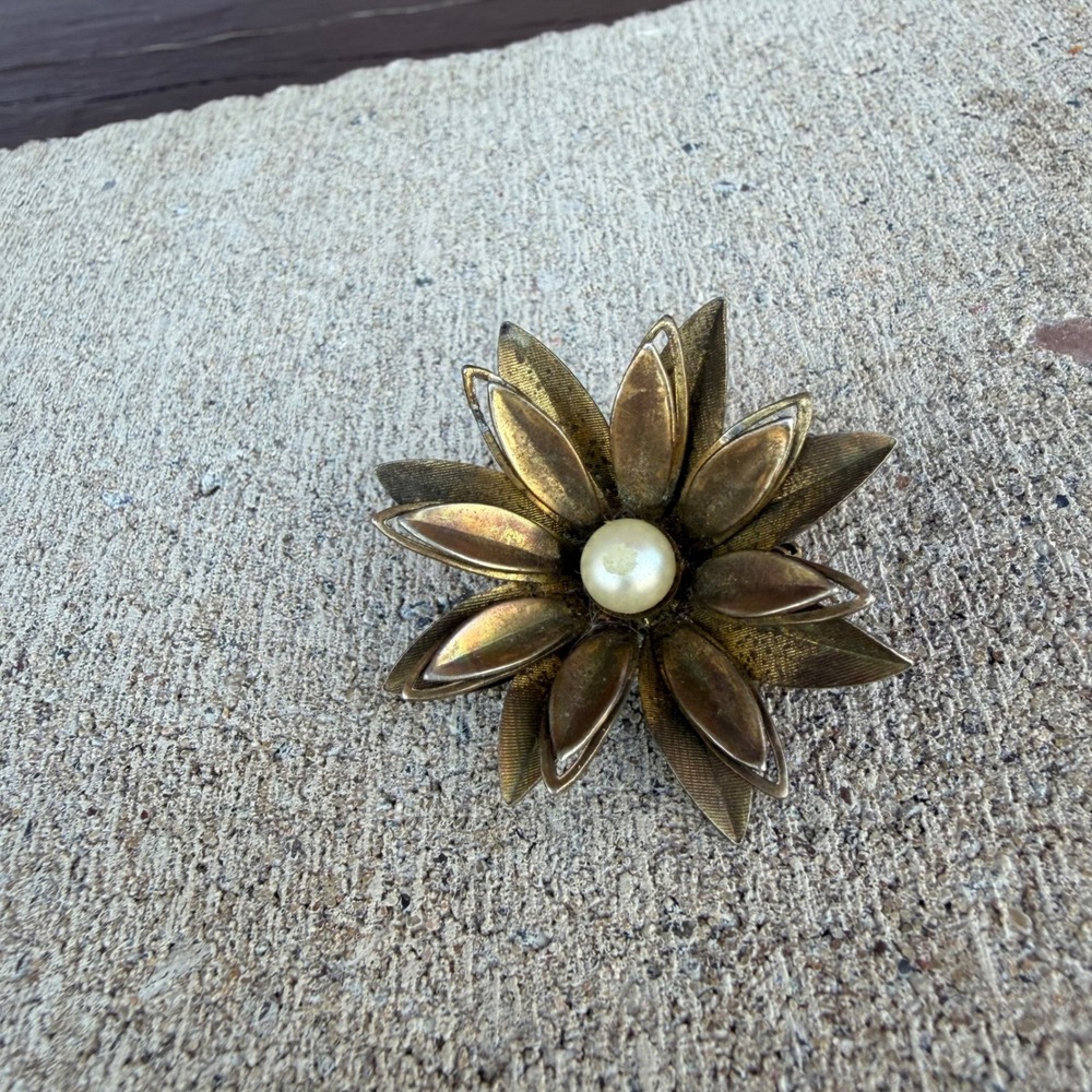 Vintage Flower Brooch Women Brass Faux Pearl Sunburst Floral Pin‎